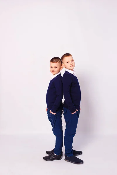 Два Мальчика Темно Синей Школьной Форме Стоят Полный Рост Белом — стоковое фото