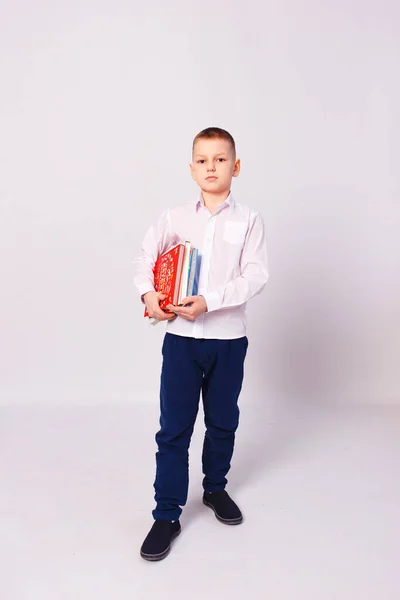 Menino Dez Anos Idade Uniforme Escolar Com Livros Suas Mãos — Fotografia de Stock