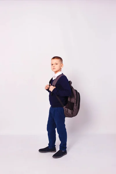 Menino Dez Anos Idade Uniforme Escolar Com Mochila Costas Fundo — Fotografia de Stock