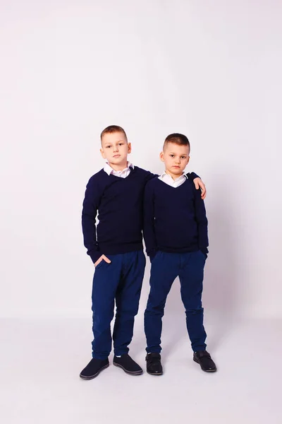 Dois Meninos Roupas Escolares Fundo Branco — Fotografia de Stock