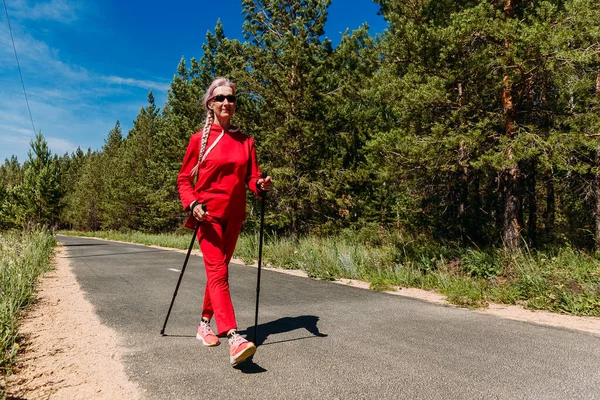 Nordic Walking För Äldre Utomhus — Stockfoto