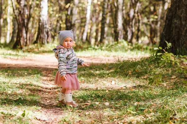 Годовалая Девочка Платье Гуляющая Лесу Осенью — стоковое фото