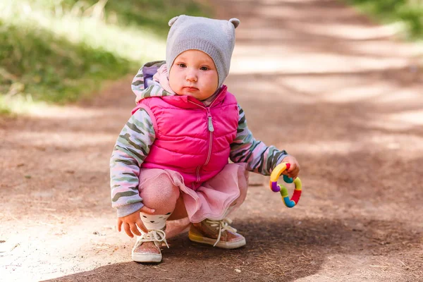 Årig Flicka Rosa Väst Sitter Stigen Hösten — Stockfoto