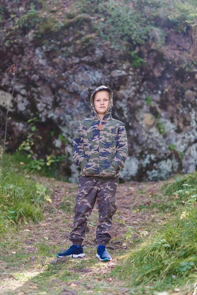 Nioårig Pojke Skål Och Khaki Huva Står Högt Vandring Bergen — Stockfoto