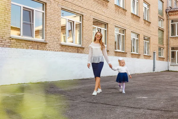 Мать Дочь Одной Одежде Прогуливаются Возле Здания Открытом Воздухе — стоковое фото