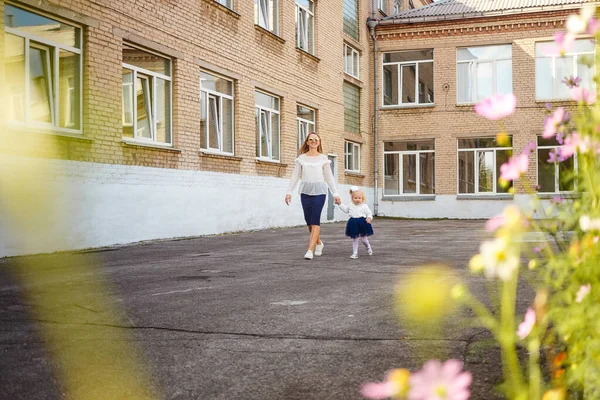 Мать Дочь Одной Одежде Прогуливаются Возле Здания Открытом Воздухе — стоковое фото