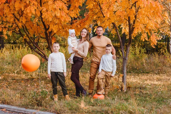 Szczęśliwa Piękna Rodzina Osób Jesienią — Zdjęcie stockowe