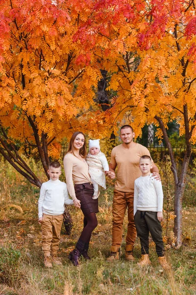 Glad Vacker Familj Fem Promenad Hösten Mot Bakgrund Gula Blad — Stockfoto