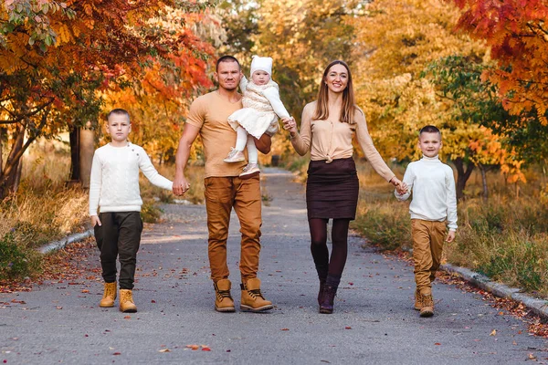 Szczęśliwa Piękna Rodzina Pięciu Spacerze Jesienią Tle Żółtych Liści Popiołu — Zdjęcie stockowe