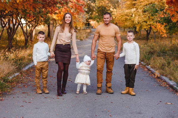 Gelukkig Mooi Gezin Van Vijf Een Wandeling Herfst Tegen Achtergrond — Stockfoto