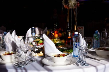 Lokantada masa servisi yaptım..