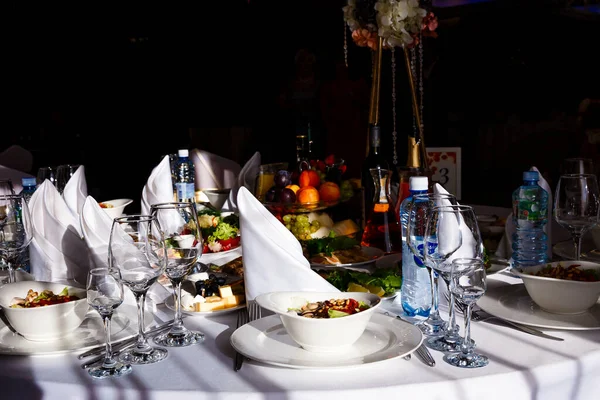 Lokantada masa servisi yaptım..