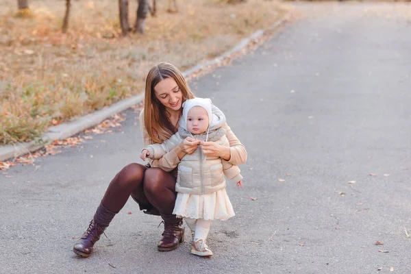 Een Vrouw Zet Buiten Een Kinderhoed — Stockfoto