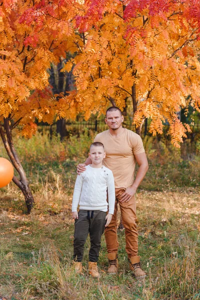 Ayah Dan Anak Berdiri Taman Musim Gugur Indah Abu Gunung — Stok Foto