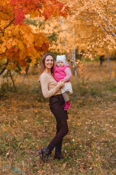 아름다운 어머니는 살짜리 아이를 가을의 자연적 배경에 있습니다 — 스톡 사진