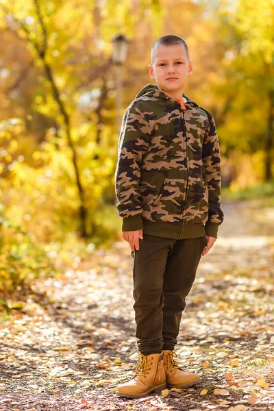 Девятилетний Мальчик Камуфляже Стоит Осеннем Парке — стоковое фото