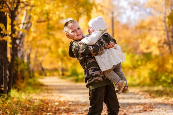 Hermano Mayor Abraza Hermana Pequeña Hermosos Niños Otoño Sobre Fondo — Foto de Stock