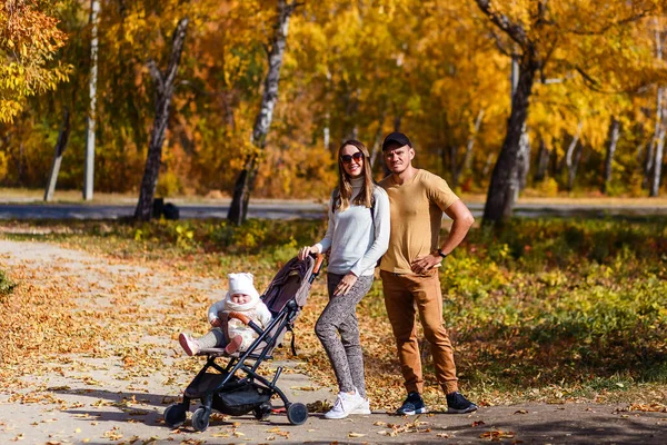 Een Man Een Vrouw Wandelen Met Een Baby Een Wandelwagen — Stockfoto