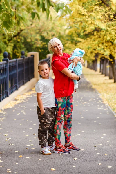 Счастливая Пятилетняя Бабушка Двое Внуков Осенью — стоковое фото