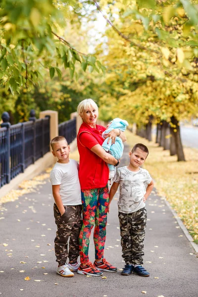 Gelukkige Vijfjarige Grootmoeder Drie Kleinkinderen Herfst — Stockfoto