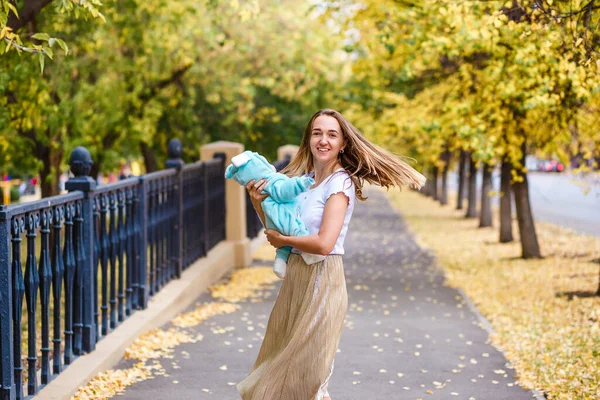 Wanita Bahagia Tersenyum Menggendong Bayi Yang Baru Lahir Musim Gugur — Stok Foto