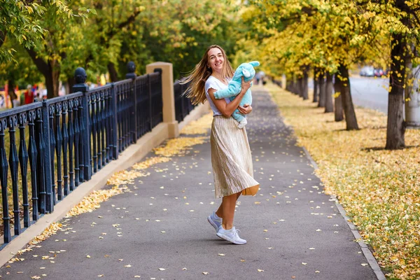 Молодая Мать Обнимает Маленького Ребенка Пушистом Комбинезоне Осенью — стоковое фото
