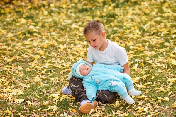 Nioårig Pojke Håller Sömnig Bebis Overaller Sina Armar Kärlek Och — Stockfoto