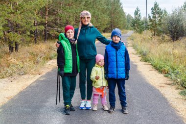 Büyükannem ve üç torunum sonbaharda pistte.