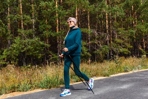 Una Felice Sessantenne Abbigliamento Sportivo Scarpe Ginnastica Passeggia Lungo Pista — Foto Stock