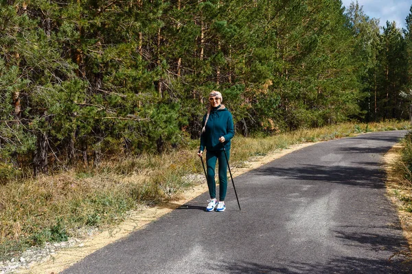 Una Felice Sessantenne Abbigliamento Sportivo Scarpe Ginnastica Passeggia Lungo Pista — Foto Stock