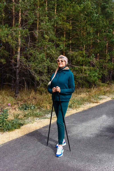 Una Donna Sorridente Con Una Lunga Treccia Intrecciata Trova Nel — Foto Stock