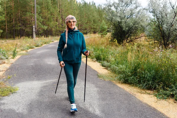 Una Felice Sessantenne Abbigliamento Sportivo Scarpe Ginnastica Passeggia Lungo Pista — Foto Stock