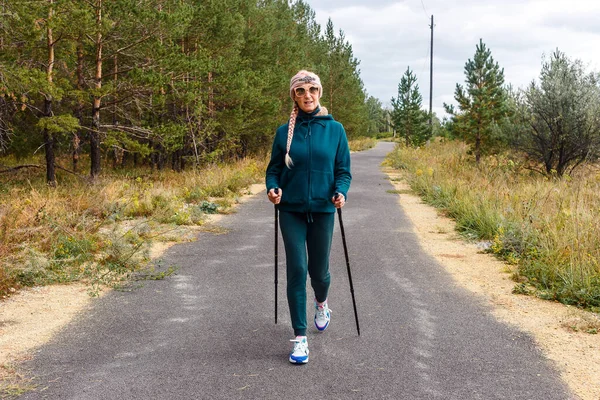 Una Donna Anziana Con Polacchi Nordic Walking Pista — Foto Stock