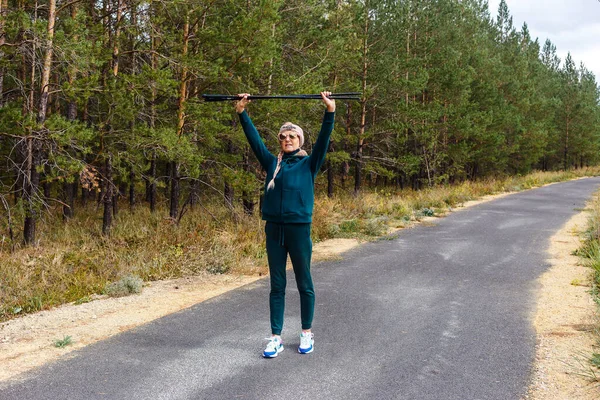 Una Donna Anziana Sta Facendo Esercizi Nel Bosco Bastoncini Nordic — Foto Stock