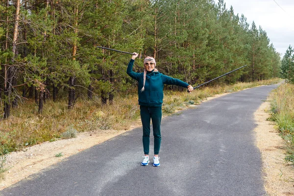 Felice Donna Anziana Tuta Verde Con Pali Nordic Walking All — Foto Stock