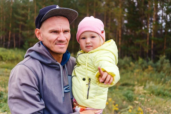 Счастливый Отец Обнимает Двухлетнюю Дочь Желтой Куртке Парке Осенью — стоковое фото