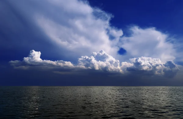 Bewolkte hemel en zee Rechtenvrije Stockfoto's