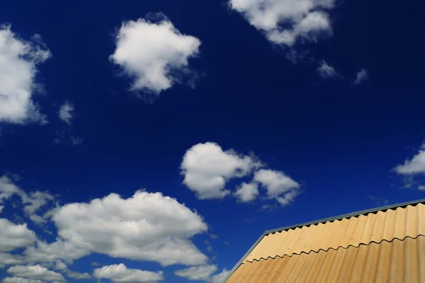 Das Dach des Hauses und der Himmel — Stockfoto