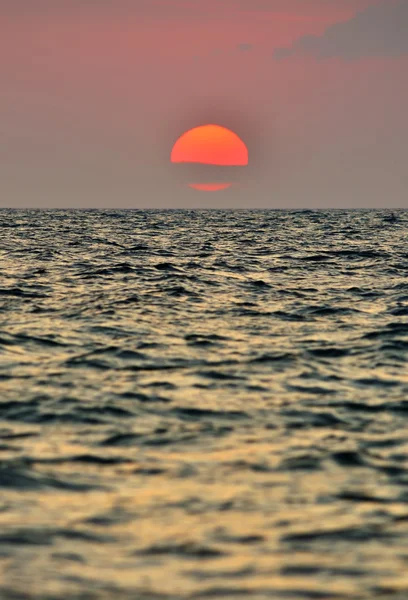 Hermoso atardecer en el mar — Foto de Stock
