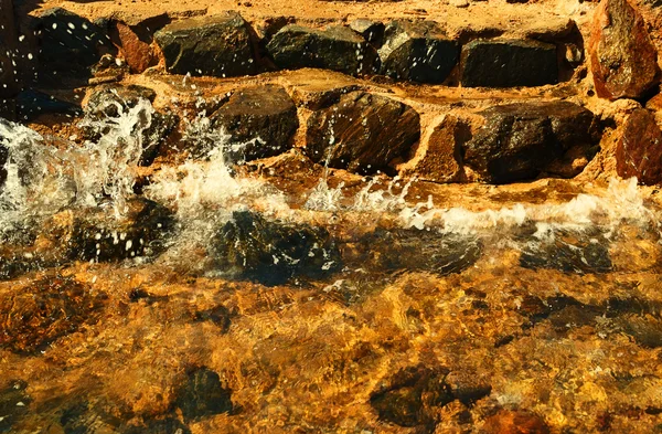 Каменные ступени в воде — стоковое фото