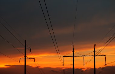 Gün batımında elektrik hatları