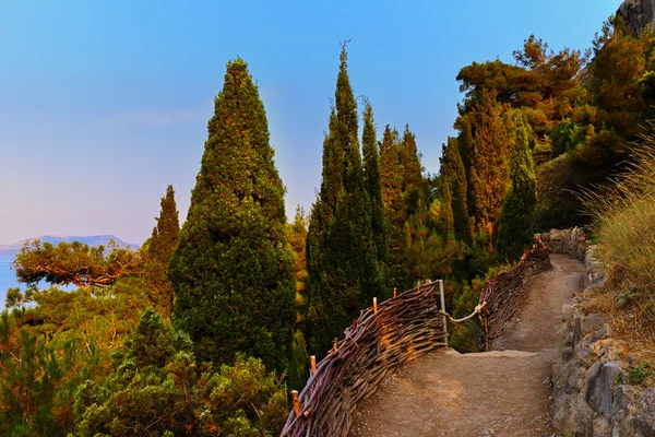 Footpath in the mountains over the sea — Stock Photo, Image