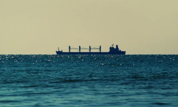 La silhouette della nave sul mare Fotografia Stock