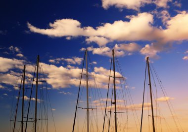 Şafakta direkleri bir dizi