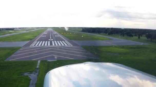 Atterrissage de l'avion sur piste 