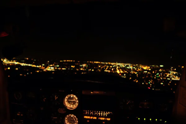 Aviones con luces de ciudad — Foto de Stock