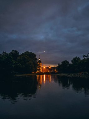 Sonbaharda akşam gökyüzüne karşı Karlsruhe Kalesi. Sonbahar manzarası