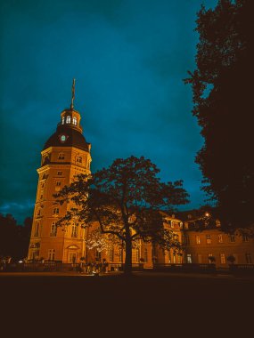 Sonbaharda akşam gökyüzüne karşı Karlsruhe Kalesi. Sonbahar manzarası