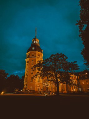 Sonbaharda akşam gökyüzüne karşı Karlsruhe Kalesi. Sonbahar manzarası