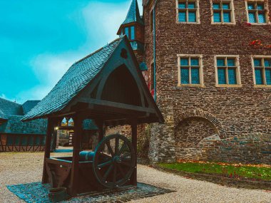 Sonbaharda mavi gökyüzüne karşı Cochem kasabasında bir dağ yamacında bir ortaçağ şatosu